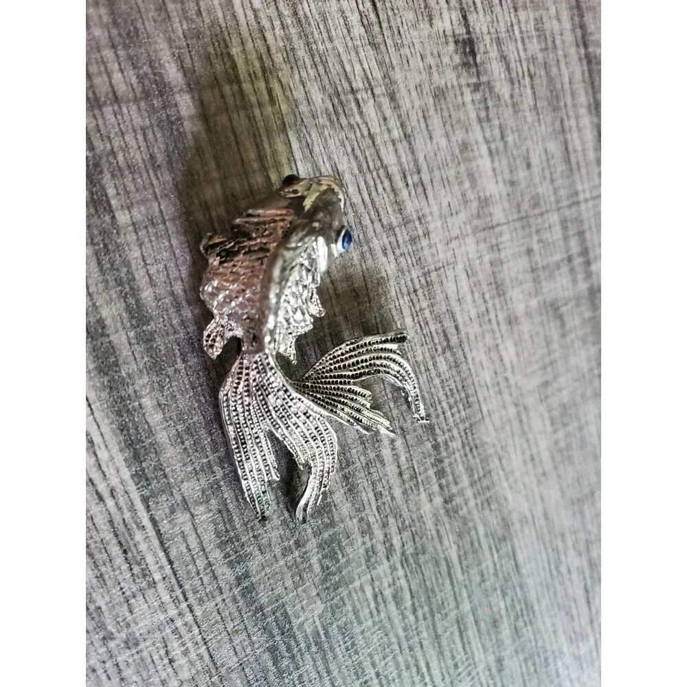 Beautiful Vintage Silver-Toned Fancy Goldfish / Black Moor Brooch Pin